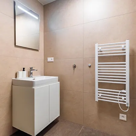 Calm & Stylish - Garage & Balcony Apartament