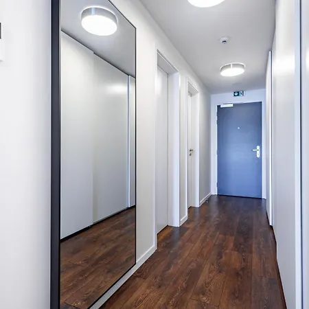 Calm & Stylish - Garage & Balcony Apartment